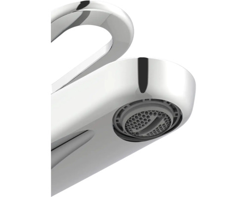 Detailný záber vodovodnej batérie s perlátorom