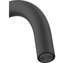 Detail čierneho výtoku vodovodnej batérie