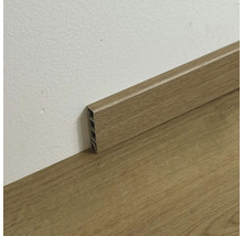 Plastová podlahová lišta s dreveným dekorom na podlahe