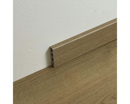 Plastová podlahová lišta s dreveným dekorom na podlahe