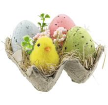 Veľkonočná dekorácia s kuriatkom, vajcami, rastlinami a hniezdom