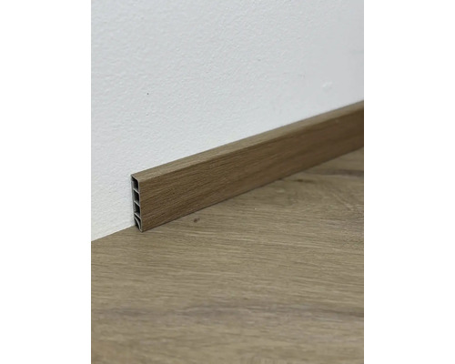 Drevená podlahová lišta pri stene
