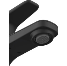 Detailný pohľad na čiernu armatúru s perlátorom