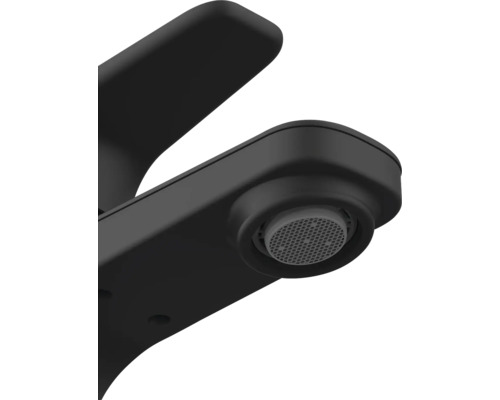 Detailný pohľad na čiernu armatúru s perlátorom