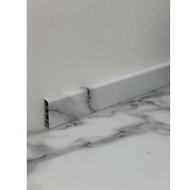 Podlahová lišta s mramorovým vzhľadom na stene a podlahe