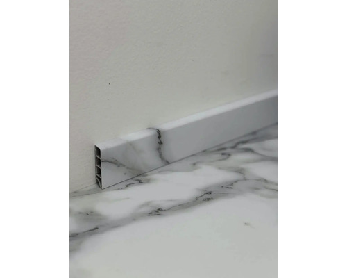 Podlahová lišta s mramorovým vzhľadom na stene a podlahe