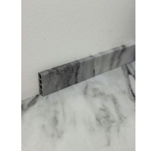 Podlahová lišta s mramorovým vzhľadom pri stene