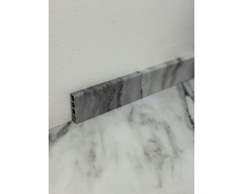 Podlahová lišta s mramorovým vzhľadom pri stene