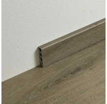 Plastová soklová lišta na laminátovej podlahe