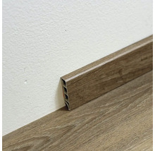 Drevená soklová lišta namontovaná na stene