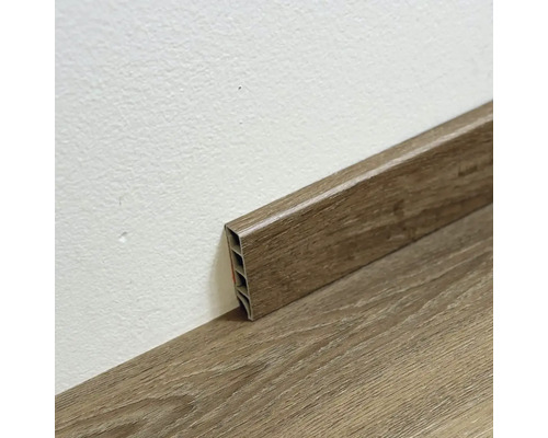 Drevená soklová lišta namontovaná na stene