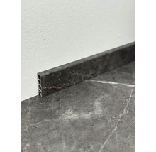 Podlahová lišta s mramorovou štruktúrou na stene