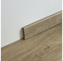 Plastová soklová lišta s drevenou štruktúrou na podlahe a stene