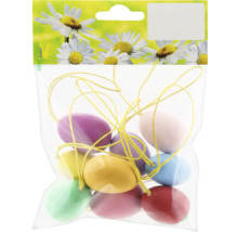 Balenie farebných plastových veľkonočných vajíčok so závesom