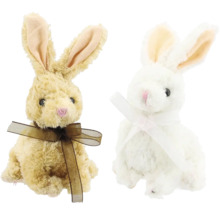 Dva plyšoví zajace s mašľou ako dekorácia