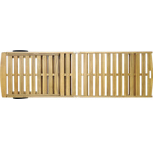 Pohľad zhora na drevené lehátko do záhrady