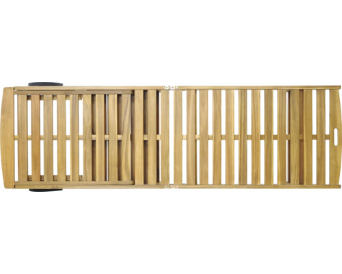 Pohľad zhora na drevené lehátko do záhrady