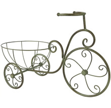 Dekoratívny stojan na rastliny v tvare bicykla s košíkom.