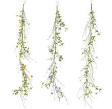 Tri girlandy s listami a kvetmi v žltej, fialovej a bielej farbe