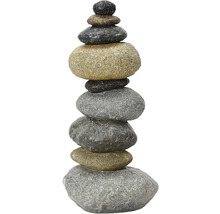 Dekoratívna kamenná socha s niekoľkými kameňmi naskladanými na sebe