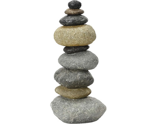Dekoratívna kamenná socha s niekoľkými kameňmi naskladanými na sebe