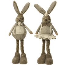 Dva látkoví zajace s dlhými nohami ako dekorácia