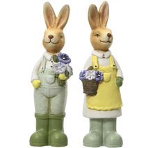 Dve figúrky zajačikov s kvetmi a gumovými čižmami ako dekorácia na Veľkú noc