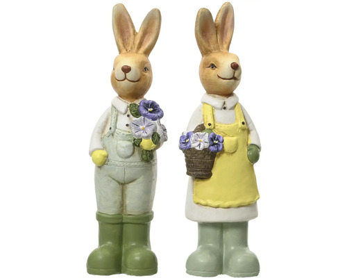 Dve figúrky zajačikov s kvetmi a gumovými čižmami ako dekorácia na Veľkú noc