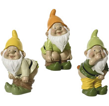 Traja plastoví záhradní trpaslíci v rôznych pozíciách