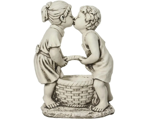 Dekoratívna záhradná figúrka s dvoma bozkávajúcimi sa deťmi a košíkom na rastliny