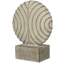 Dekoratívna socha s kruhovým vzorom na podstavci