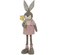 Dekoratívny zajac so šatami a kvetinou ako dekorácia.