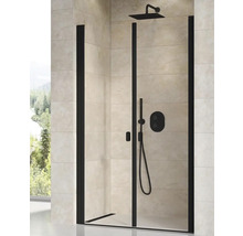 Sprchovací kút s čiernym rámom, sprchovou hlavicou a armatúrami