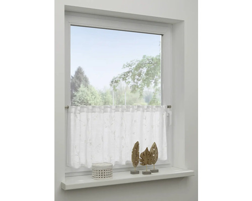 Záclony vitrážny mix rozmerov a designov Okno s bielou záclonou a dekoráciou na parapete