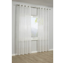 Biela záclonová látka s vodorovnými pruhmi pred oknom