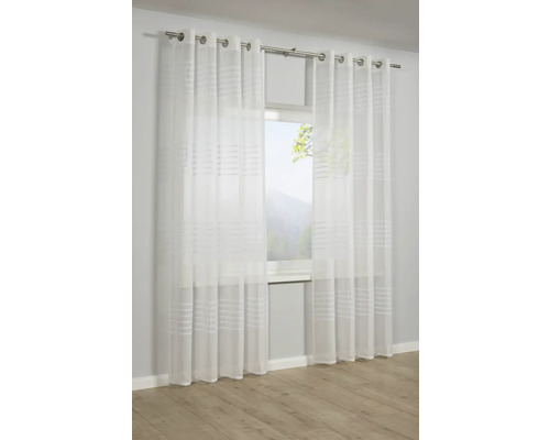 Biela záclonová látka s vodorovnými pruhmi pred oknom