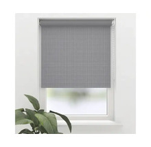 Sivá roleta na okne na reguláciu svetla.