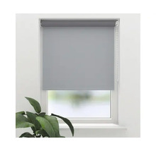 Sivá roleta na okne na reguláciu svetla