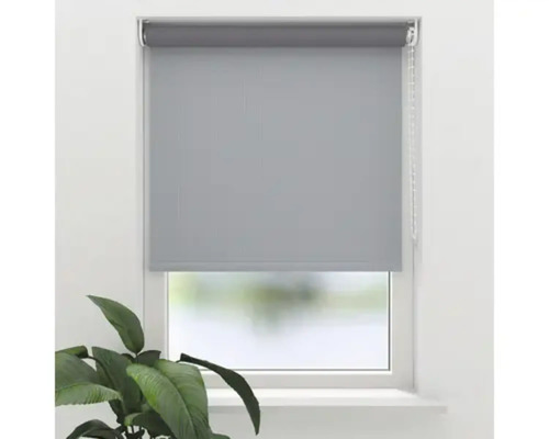 Sivá roleta na okne na reguláciu svetla