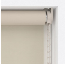 Béžové rolety s retiazkovým ovládaním v okennom ráme