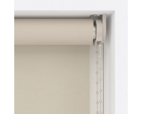 Béžové rolety s retiazkovým ovládaním v okennom ráme