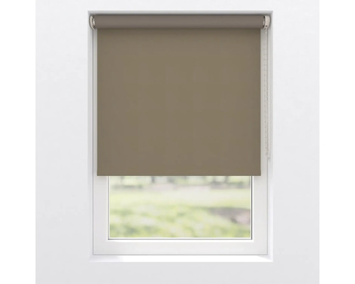 Pohľad na okno so sivou roletou