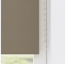 Hnedá roleta s ovládacou retiazkou pri okne