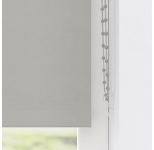 Textilná roleta s retiazkovým ovládaním pri okne