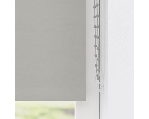 Textilná roleta s retiazkovým ovládaním pri okne
