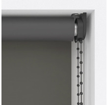 Sivá roleta s retiazkovým ovládaním na okne