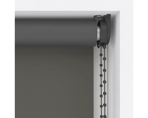 Sivá roleta s retiazkovým ovládaním na okne
