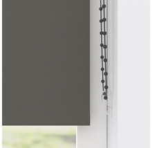 Pohľad na sivú roletu s ovládacou retiazkou na okne