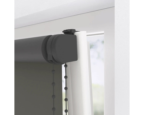 Detailný pohľad na roletu na okne