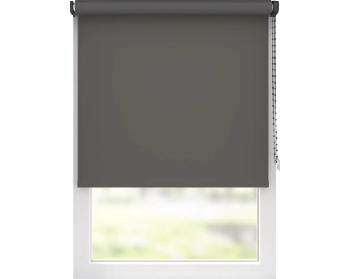 Okno s zatemňovacou roletou